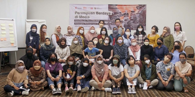 Foto bersama peserta dan panitia pelatihan dan fellowship Perempuan Berdaya di Media, yang dilaksanakan di  Jakarta Pusat. (Foto: Project Multatuli)