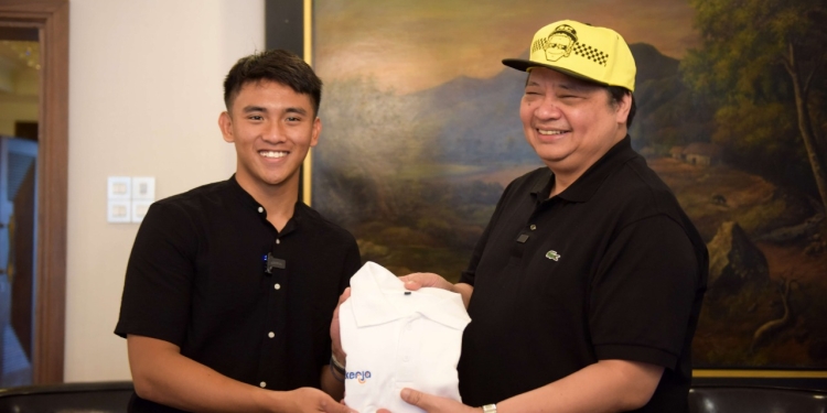 Menteri Koordinator Bidang Perekonomian Airlangga Hartarto menerima kunjungan Mario Suryo Aji, di kediaman Kompleks Widya Chandra, Jakarta, Sabtu (2/07).