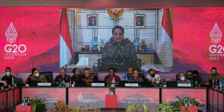 Menteri Koordinator Bidang Perekonomian Airlangga Hartarto saat memberikan opening remarks secara virtual pada Pertemuan Sherpa ke-2, Minggu (10/07).