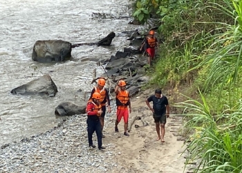Tim SAR gabungan berhasil mengevakuasi Yultamis Karim, warga Desa Tulabolo, Kecamatan Suwawa Timur, Kabupaten Bone Bolango, yang dinyatakan hilang saat memancing ikan di sungai Bone. Senin (8/8/2022). Foto : Humas SAR
