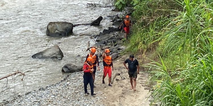Tim SAR gabungan berhasil mengevakuasi Yultamis Karim, warga Desa Tulabolo, Kecamatan Suwawa Timur, Kabupaten Bone Bolango, yang dinyatakan hilang saat memancing ikan di sungai Bone. Senin (8/8/2022). Foto : Humas SAR