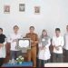 Kepala Dinas Dukcapil Bone Bolango memberikan penghargaan kepada KPU Bone Bolango, Senin (8/8/2022) (istimewa)