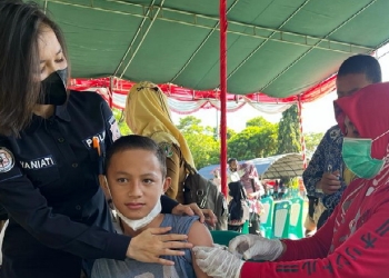 Aksi Humanis Polwan Gorontalo Saat Gebyar Vaksinasi Jelang HUT RI Ke-77 di Halaman Polda Gorontalo, Selasa (9/8/2022). (Foto: Humas Polda Gorontalo)