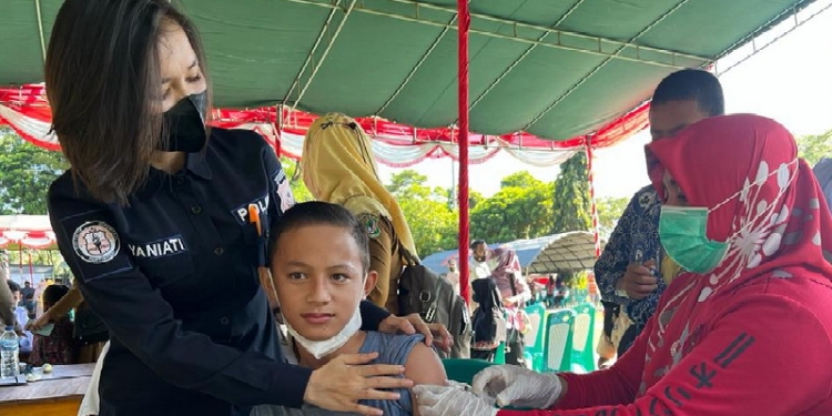 Aksi Humanis Polwan Gorontalo Saat Gebyar Vaksinasi Jelang HUT RI Ke-77 di Halaman Polda Gorontalo, Selasa (9/8/2022). (Foto: Humas Polda Gorontalo)