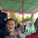 Aksi Humanis Polwan Gorontalo Saat Gebyar Vaksinasi Jelang HUT RI Ke-77 di Halaman Polda Gorontalo, Selasa (9/8/2022). (Foto: Humas Polda Gorontalo)