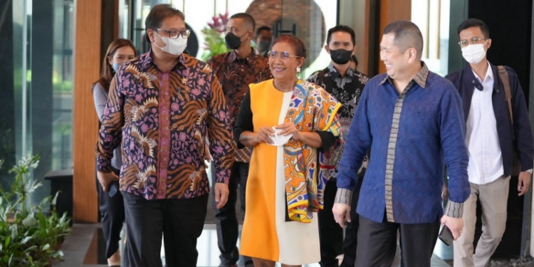 Ketua Umum Partai Golkar Airlangga Hartarto bertemu dengan Ketua Umum DPP Partai Persatuan Indonesia (Perindo) Hary Tanoesoedibjo dan mantan menteri Kelautan dan Perikanan Susi Pudjiastuti pada Selasa (23/8/2022).