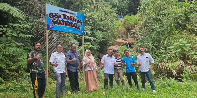 Wakil Bupati Gorontalo, Hendra S Hemeto saat mengunjungi Wisata Goa Kalilawa di Desa Dulamayo Utara, Kecamatan Telaga Biru, Kabupaten Gorontalo. (Foto: Istimewa)