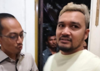 Rahmat Is Ambo (kanan) saat diamankan ditempat persembunyiannya yakni di Perumahan Villa Permai Pekanbaru, Jl. Delima Panam Provinsi Riau, sekitar pukul 23.30 WIB. Kamis, (26/8/2022).  (Foto: Istimewa)