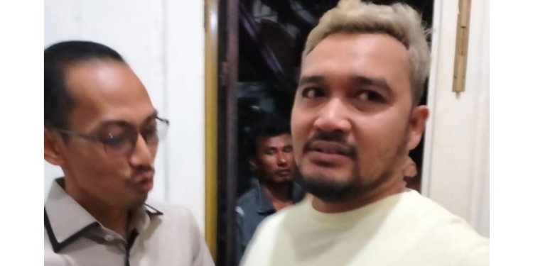 Rahmat Is Ambo (kanan) saat diamankan ditempat persembunyiannya yakni di Perumahan Villa Permai Pekanbaru, Jl. Delima Panam Provinsi Riau, sekitar pukul 23.30 WIB. Kamis, (26/8/2022).  (Foto: Istimewa)