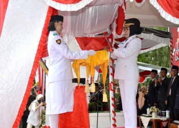 Wakil Bupati Merlan S. Uloli saat menjadi Inspektur Upacara pada penurunan Bendera Merah Putih pada upacara peringatan HUT ke-77 Kemerdekaan Republik Indonesia, di halaman Kantor Bupati, Rabu (17/8/2022). (Foto AKP/Diskominfo)