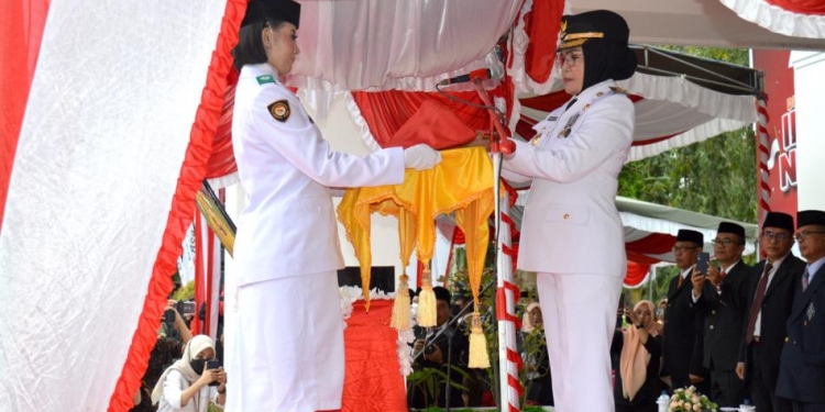 Wakil Bupati Merlan S. Uloli saat menjadi Inspektur Upacara pada penurunan Bendera Merah Putih pada upacara peringatan HUT ke-77 Kemerdekaan Republik Indonesia, di halaman Kantor Bupati, Rabu (17/8/2022). (Foto AKP/Diskominfo)