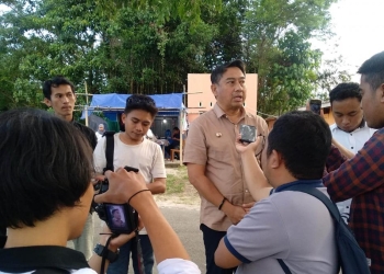 Bupati Hamim Pou saat diwawancarai awak media disela mendampingi Wakil Ketua DPR RI, Rachmat Gobel ketika berkunjung di Danau Perintis, Rabu (31/8/2022). (Foto Amalia/Diskominfo)