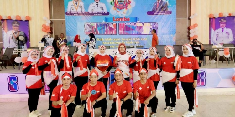 Wakil Bupati Merlan S. Uloli didampingi Kadis Kominfo Misnawaty Wantogia berpose bersama dengan Tim Dinas Kominfo Bone Bolango usai tampil spektakuler pada pelaksanaan lomba senam Hammer (Hamim Merlan), di Auditorium Bone Bolango, Jumat (26/8/2022). (Foto Indra/Diskominfo)