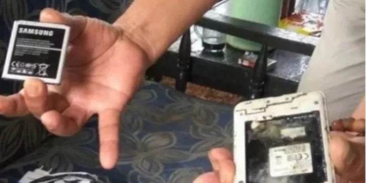 Viral di media-media sosial informasi seorang anak di bawah umur ditemukan tewas mengenaskan, diduga gara-gara HP yang dimainkannya meledak. [Instagram/Suara.com]