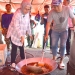 Wabup Merlan turut berbaur dengan para relawan untuk memasak makanan untuk warga terdampak banjir. Tak canggung, Wakil Bupati perempuan pertama di Bone Bolango itu memperlihatkan kelihaiannya dalam menggoreng ikan dan memasak nasi, di posko dapur umum, di halaman Kantor Desa Masiaga, Kamis (24/8/2022). (Foto AKP/Diskominfo)
