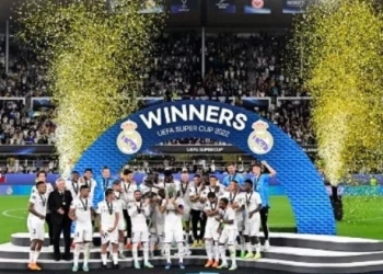 Para pemain Real Madrid merayakan sukses meraih trofi Piala Super Eropa usai laga Real Madrid vs Eintracht Frankfurt di Helsinki, pada 10 Agustus 2022. Real Madrid memenangkan pertandingan 2-0. JAVIER SORIANO / AFP / Suara.com