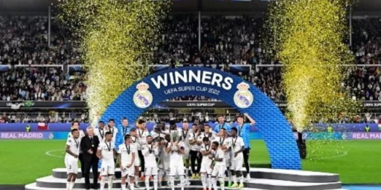 Para pemain Real Madrid merayakan sukses meraih trofi Piala Super Eropa usai laga Real Madrid vs Eintracht Frankfurt di Helsinki, pada 10 Agustus 2022. Real Madrid memenangkan pertandingan 2-0. JAVIER SORIANO / AFP / Suara.com