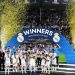 Para pemain Real Madrid merayakan sukses meraih trofi Piala Super Eropa usai laga Real Madrid vs Eintracht Frankfurt di Helsinki, pada 10 Agustus 2022. Real Madrid memenangkan pertandingan 2-0. JAVIER SORIANO / AFP / Suara.com