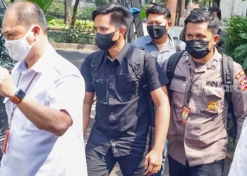 Bharada Richard Eliezer Pudihang Lumiu atau Bharada E (tengah) saat tiba di Kantor Komnas HAM, Jakarta Pusat, Selasa (26/7/2022). [Suara.com]