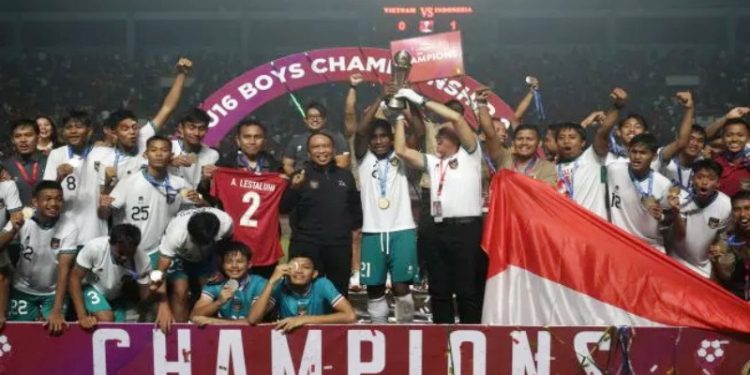 Pemain Timnas Indonesia U-16 bersama Menpora Zainudin Amali (tengah) merayakan kemenangan seusai mengalahkan Timnas Vietnam U-16 saat laga final AFF U-16 2022 di Stadion Maguwoharjo, Depok, Sleman, D.I Yogyakarta, Jumat (8/12/2022). [ANTARA FOTO/Suara.com]