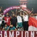 Pemain Timnas Indonesia U-16 bersama Menpora Zainudin Amali (tengah) merayakan kemenangan seusai mengalahkan Timnas Vietnam U-16 saat laga final AFF U-16 2022 di Stadion Maguwoharjo, Depok, Sleman, D.I Yogyakarta, Jumat (8/12/2022). [ANTARA FOTO/Suara.com]