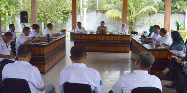 Bupati Hamim Pou didampingi Wakil Bupati Merlan S. Uloli dan Sekda Ishak Ntoma memimpin rapat koordinasi bersama pimpinan OPD dan persiapan kegiatan 12 tahun kepemimpinan HP (Hamim Pou) di Bone Bolango, di Pendopo Bandayo, Rudis Bupati Bone Bolango, Rabu (31/8/2022). (Foto AKP/Diskominfo)