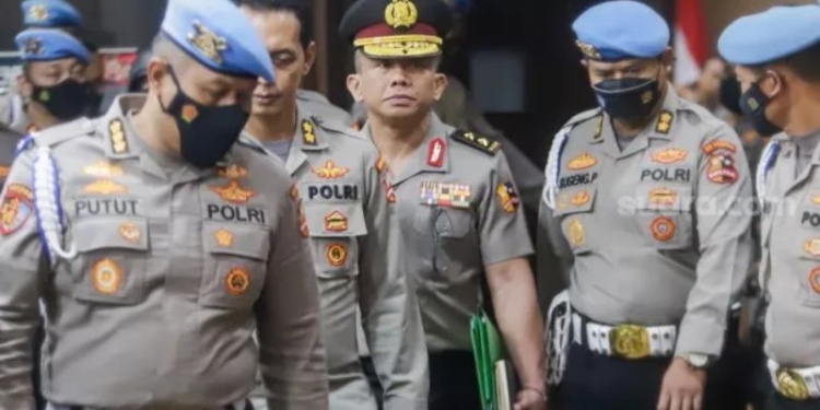 Mantan Kadiv Propam Irjen Pol Ferdy Sambo (tengah) usai menjalani sidang kode etik di Gedung TNCC Mabes Polri, Jakarta Selatan, Jumat (26/8/2022). Ferdy Sambo dipecat sebagai anggota Polri. [Suara.com]