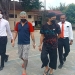Terduga pelaku AP dan MK digiring personil Polres Gorontalo, Senin (15/8/2022). (Foto: Sari/gopos)