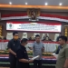 Wali Kota Gorontalo, Marten Taha menyerahkan perubahan anggaran dan prioritas plafon anggaran sementara, anggaran pendapatan belanja daerah Kota Gorontalo, tahun anggaran 2022, kepada Ketua DPRD Kota Gorontalo, Hardi Sidiki. Jum'at (12/8/2022). Foto : Sari/gopos