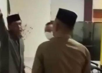 anggota DPRD Pohuwato, Suryaharto Polumulo, memprotes Ketua DPRD Pohuwato, Nasir Giasi.