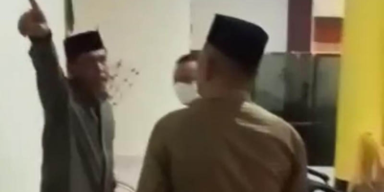 anggota DPRD Pohuwato, Suryaharto Polumulo, memprotes Ketua DPRD Pohuwato, Nasir Giasi.