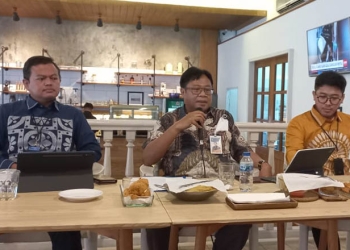 Kepala Perwakilan BI Gorontalo, Ronny Widijarto Purubaskoro (tengah), Deputi Kepala Perwakilan BI Gorontalo, Miftahul Huda (kiri), dan Kepala Seksi Kehumasan Perwakilan BI Gorontalo, Hilmy Mu'nis (kanan), pada kegiatan Ngopi Sore Bersama Media menjelaskan pelaksanaan Pekan QRIS Nasional 2022 di Gorontalo yang akan berlangsung 19-20 Agustus 2022. (hasan/gopos)