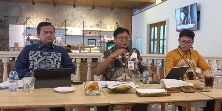 Kepala Perwakilan BI Gorontalo, Ronny Widijarto Purubaskoro (tengah), Deputi Kepala Perwakilan BI Gorontalo, Miftahul Huda (kiri), dan Kepala Seksi Kehumasan Perwakilan BI Gorontalo, Hilmy Mu'nis (kanan), pada kegiatan Ngopi Sore Bersama Media menjelaskan pelaksanaan Pekan QRIS Nasional 2022 di Gorontalo yang akan berlangsung 19-20 Agustus 2022. (hasan/gopos)