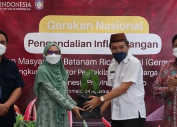 Plh Sekda Provinsi Gorontalo, Sutan Rusdi, menyerahkan secara simbolis paket bibit cabai kepada pewagai Bank Indonesia Provinsi Gorontalo dalam peluncuran GNPIP di Provinsi Gorontalo, Rabu (24/9/2022). (Foto: KPw BI Gorontalo)