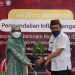 Plh Sekda Provinsi Gorontalo, Sutan Rusdi, menyerahkan secara simbolis paket bibit cabai kepada pewagai Bank Indonesia Provinsi Gorontalo dalam peluncuran GNPIP di Provinsi Gorontalo, Rabu (24/9/2022). (Foto: KPw BI Gorontalo)