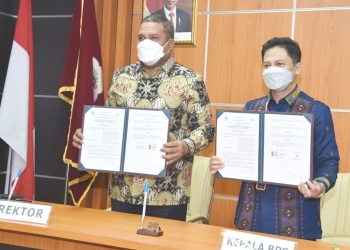 Kepala BPS Provinsi Gorontalo, Mukhamad Mukhanif berpose Rektor UNG, Eduart Wolok usai menandatangani MoU, Selasa (2/8/2022), di Ruang Kerja Rektor. (Dok. UNG)