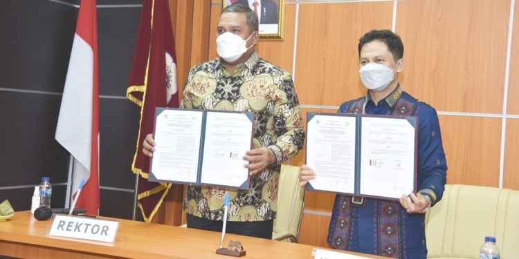 Kepala BPS Provinsi Gorontalo, Mukhamad Mukhanif berpose Rektor UNG, Eduart Wolok usai menandatangani MoU, Selasa (2/8/2022), di Ruang Kerja Rektor. (Dok. UNG)