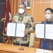Kepala BPS Provinsi Gorontalo, Mukhamad Mukhanif berpose Rektor UNG, Eduart Wolok usai menandatangani MoU, Selasa (2/8/2022), di Ruang Kerja Rektor. (Dok. UNG)