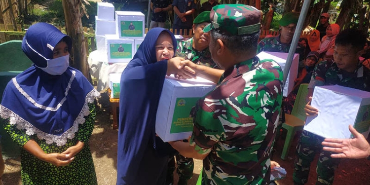 Danrem 133/NW, Brigjen TNI Amrin Ibrahim, S.IP, memberikan bantuan pada Penyerahan RTLH, di Desa Marisa Selatan, Kecamatan Marisa, Kabupaten Pohuwato, Selasa 23/08/2022 (Yusuf/Gopo