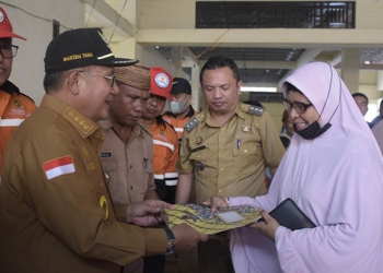 Wali Kota Gorontalo, Marten Taha, menyerahkan bantuan bagi korban kebakaran di Kelurahan Biawu, Kecamatan Kota Selatan, Kota Gorontalo, Senin (15/8/2022).