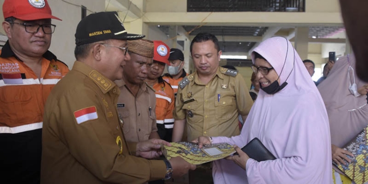 Wali Kota Gorontalo, Marten Taha, menyerahkan bantuan bagi korban kebakaran di Kelurahan Biawu, Kecamatan Kota Selatan, Kota Gorontalo, Senin (15/8/2022).