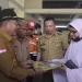Wali Kota Gorontalo, Marten Taha, menyerahkan bantuan bagi korban kebakaran di Kelurahan Biawu, Kecamatan Kota Selatan, Kota Gorontalo, Senin (15/8/2022).