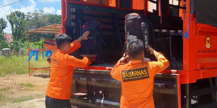 Personel Basarnas Gorontalo menyiapkan peralatan untuk melakukan pencarian terhadap seorang petani yang dilaporkan hilang di hutan Dengilo, Pohuwato.