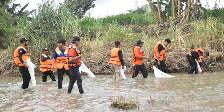 Tim SAR gabungan bersihkan tumpukan sampah di sungai bulango, Selasa (16/8/2022). Foto : Humas SAR