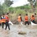 Tim SAR gabungan bersihkan tumpukan sampah di sungai bulango, Selasa (16/8/2022). Foto : Humas SAR