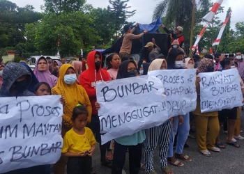 Puluhan Masa Aksi Tergabung Dari Ampera Desak DPRD Pohuwato, Usut Tuntas Dugaan Korupsi di Desa Buntulia Barat, Kecamatan Duhiadaa, Kabupaten Pohuwato, Jum'at 12/08/2022 (Yusuf/Gopos)