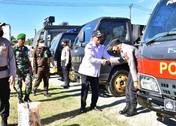 Bupati Pohuwato, Saipul Mbuinga, bersama Kapolres Pohuwato, AKBP Joko Sulistiono, mengecek kesiapan personel pengamanan Pilkades  serentak se-Pohuwato, Jumat (5/8/2022). (istimewa)
