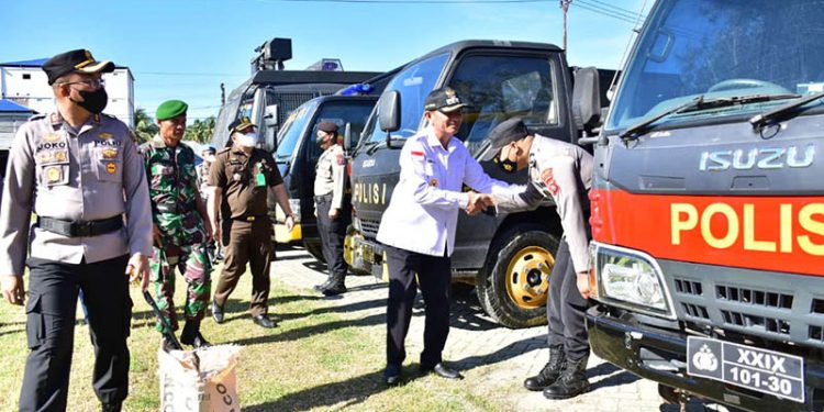 Bupati Pohuwato, Saipul Mbuinga, bersama Kapolres Pohuwato, AKBP Joko Sulistiono, mengecek kesiapan personel pengamanan Pilkades  serentak se-Pohuwato, Jumat (5/8/2022). (istimewa)