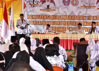 Bupati Pohuwato, Saipul Mbuinga, Memberikan Sambutan Konferensi Kerja III PGRI Kabupaten Pohuwato, Kamis 11/08/2022 (Istimewa)
