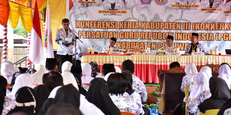 Bupati Pohuwato, Saipul Mbuinga, Memberikan Sambutan Konferensi Kerja III PGRI Kabupaten Pohuwato, Kamis 11/08/2022 (Istimewa)